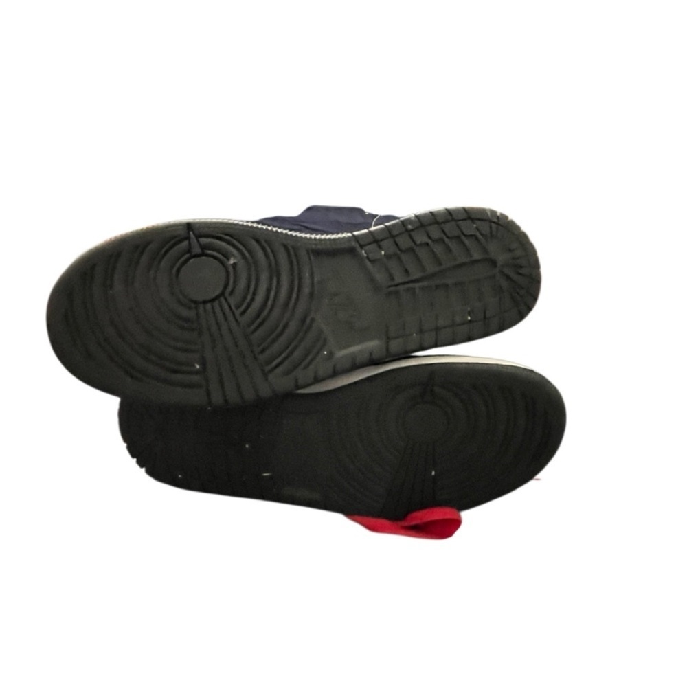 Nike Jordan 1s - Picture 5 of 6